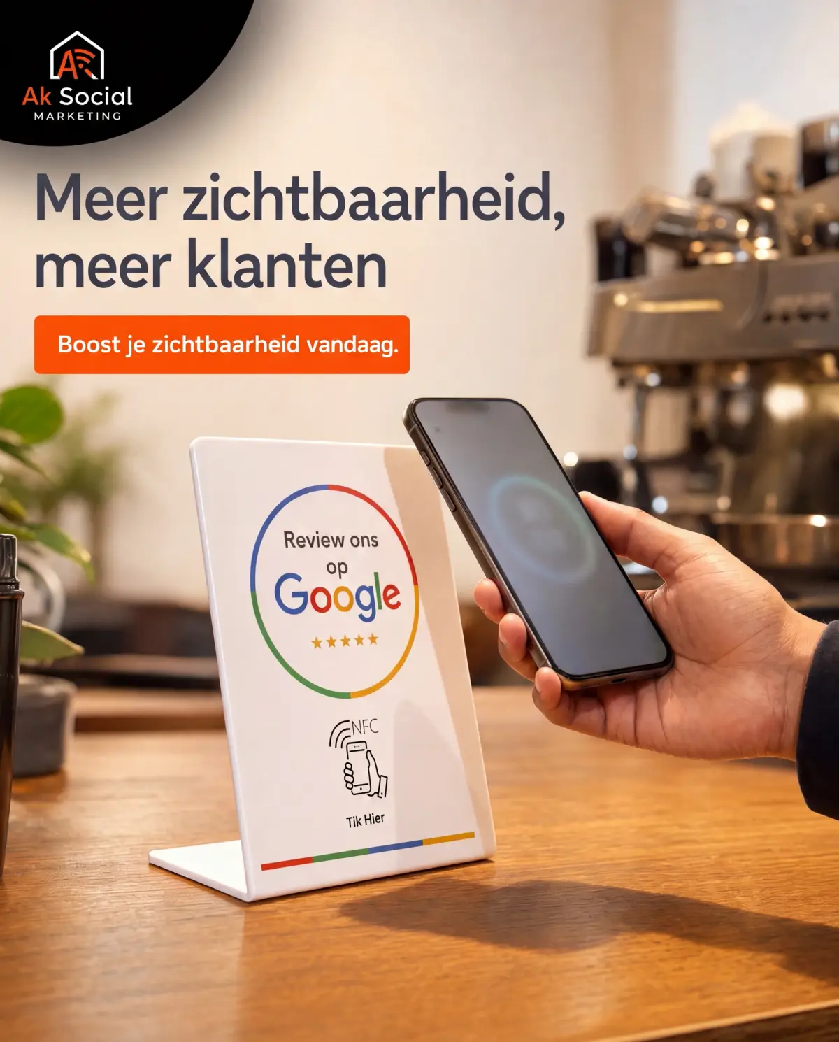 Klant tapt een smartphone tegen de NFC review-kaart van AK Social Marketing